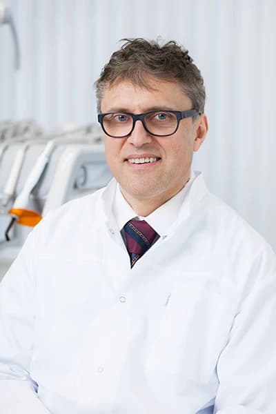 JAROSŁAW BŁASZAK - LEKARZ STOMATOLOG - specjalista chirurgii stomatologicznej w Stomatolog Gniezno - Klinika Błaszak