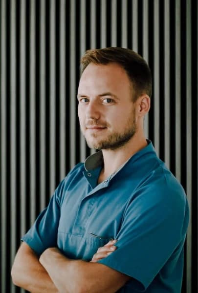 Andrzej Lindner - Lekarz dentysta Właściciel Chirurgia / Mikrochirurgia Implantologia / Protetyka Ortodoncja stała w Treedental
